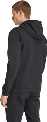 Ein Mann in einem schwarzen Kapuzenpullover und Jogginghose, von hinten gesehen. Ein Mann in einem schwarzen Kapuzenpullover und Jogginghose, von hinten gesehen.