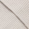 Detail einer cremefarbenen Strickware mit sichtbarer Rippenstruktur.