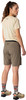 Frau in beige T-Shirt und Khaki-Shorts mit Laufschuhen.