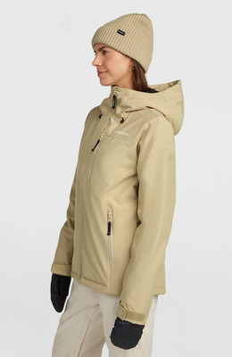 Eine Frau in einer beige Jacke und Mütze mit O'Neill-Logo auf der linken Seite. Eine Frau in einer beige Jacke und Mütze mit O'Neill-Logo auf der linken Seite.
