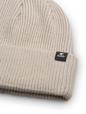 Beige Strickmütze mit schwarzem Logo-Etikett. Beige Strickmütze mit schwarzem Logo-Etikett.
