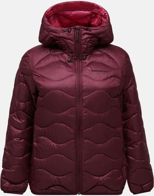 Burgund-farbene Damen-Daunenjacke mit Kapuze und Wellensteppung. Burgund-farbene Damen-Daunenjacke mit Kapuze und Wellensteppung.