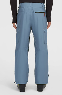 Rückansicht einer blauen Herren-Skihose mit Cargotaschen. Rückansicht einer blauen Herren-Skihose mit Cargotaschen.