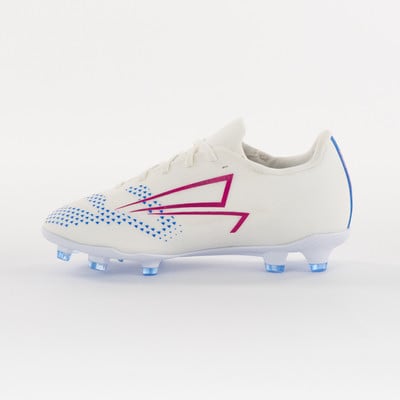 Weißer Fußballschuh mit blauen und pinken Details auf weißem Hintergrund. Weißer Fußballschuh mit blauen und pinken Details auf weißem Hintergrund.