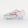 Weißer Fußballschuh mit blauen und pinken Details auf weißem Hintergrund.