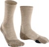 Zwei beige Socken mit dunkler Ferse und Spitze auf weißem Hintergrund.