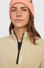 Ein Mädchen in einer rosa Mütze und einem beigen Fleece-Pullover mit O'Neill-Logo.