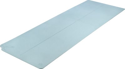 Světle modrá podložka s jemným vzorem a středovou linií. Světle modrá podložka s jemným vzorem a středovou linií.