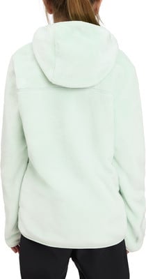 Rückansicht einer Person in einem hellgrünen Fleece-Hoodie. Rückansicht einer Person in einem hellgrünen Fleece-Hoodie.