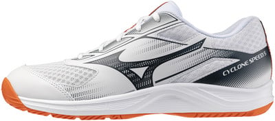 Weißer Mizuno Sportschuh mit orangefarbener Sohle und dunklem Logo. Weißer Mizuno Sportschuh mit orangefarbener Sohle und dunklem Logo.