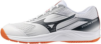 Weißer Mizuno Sportschuh mit orangefarbener Sohle und dunklem Logo.
