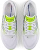 Draufsicht auf weiße New Balance Laufschuhe mit neongrünen Akzenten.