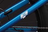 Blauer Fahrradrahmen mit Actionteam-Logo und Kette.