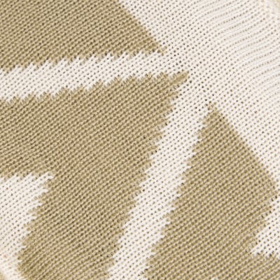 Beige und weiße Streifen auf einer gestrickten Oberfläche mit sichtbarer Stoffstruktur. Beige und weiße Streifen auf einer gestrickten Oberfläche mit sichtbarer Stoffstruktur.