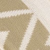Beige und weiße Streifen auf einer gestrickten Oberfläche mit sichtbarer Stoffstruktur.