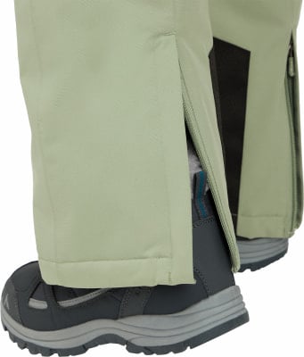 Detail einer Wanderhose mit seitlichem Reißverschluss und Schuh.