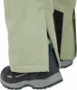 Detail einer Wanderhose mit seitlichem Reißverschluss und Schuh.