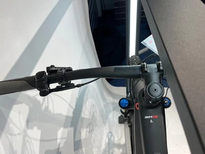 Detail eines Mountainbike-Lenkers mit Bedieneinheit und Bremshebel. Detail eines Mountainbike-Lenkers mit Bedieneinheit und Bremshebel.