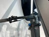 Detail eines Mountainbike-Lenkers mit Bedieneinheit und Bremshebel.
