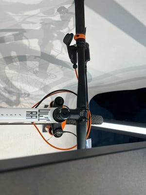 Detail des Mountainbike-Lenkers mit Bremshebel und Kabel. Detail des Mountainbike-Lenkers mit Bremshebel und Kabel.