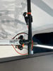 Detail des Mountainbike-Lenkers mit Bremshebel und Kabel.