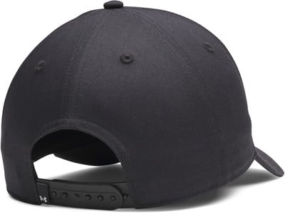 Schwarze Kappe mit verstellbarem Riemen und Under Armour Logo. Schwarze Kappe mit verstellbarem Riemen und Under Armour Logo.