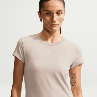 Damen-T-Shirt von Nike in Beige mit Logo auf der Brust. Damen-T-Shirt von Nike in Beige mit Logo auf der Brust.