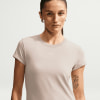 Damen-T-Shirt von Nike in Beige mit Logo auf der Brust.