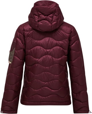 Rückansicht einer dunkelburgunderfarbenen Daunenjacke mit Kapuze und Wellensteppung.
