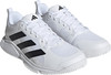 Weiße Herren-Tennisschuhe von Adidas mit schwarzen Streifen und Schnürung.