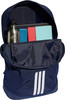 Dunkelblauer Adidas-Rucksack mit Wasserflasche und Büchern.