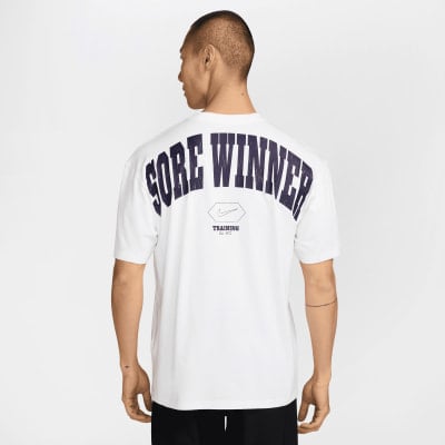 Mann in einem weißen T-Shirt mit der Aufschrift SORE WINNER auf dem Rücken.