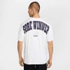 Mann in einem weißen T-Shirt mit der Aufschrift SORE WINNER auf dem Rücken.
