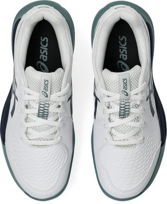 Ein Paar weiße Asics Tennisschuhe mit dunkelblauen und grünen Details. Ein Paar weiße Asics Tennisschuhe mit dunkelblauen und grünen Details.