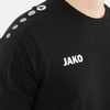 Schwarzes T-Shirt mit JAKO-Logo und weißen Punkten auf der Schulter.