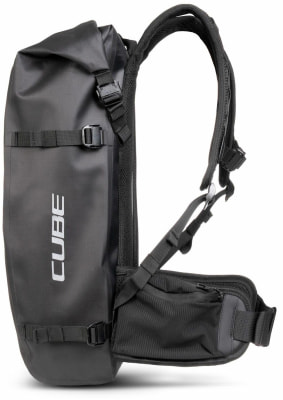 Schwarzer Cube Rucksack mit Logo, Rollverschluss und Gurten. Schwarzer Cube Rucksack mit Logo, Rollverschluss und Gurten.