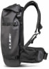 Schwarzer Cube Rucksack mit Logo, Rollverschluss und Gurten.