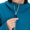 Ein Kind schließt eine blaue Reißverschlussjacke.