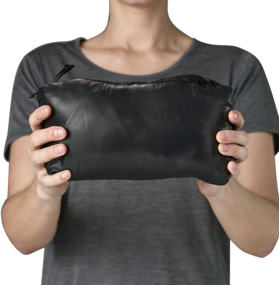 Eine Person hält einen kleinen, schwarzen, verpackten Gegenstand mit Reißverschluss in den Händen. Eine Person hält einen kleinen, schwarzen, verpackten Gegenstand mit Reißverschluss in den Händen.