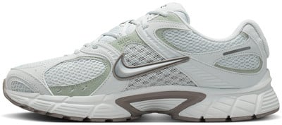 Fehér Nike cipő finom zöld akcentussal és szürke logóval. Fehér Nike cipő finom zöld akcentussal és szürke logóval.