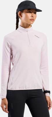 Frau in einem rosa Langarmshirt und schwarzen Leggings.