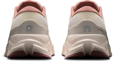 Rückansicht eines Paares Laufschuhe mit beige und rosa Obermaterial und weißer Sohle.