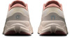 Rückansicht eines Paares Laufschuhe mit beige und rosa Obermaterial und weißer Sohle.