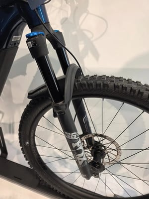 Vordere Gabel und Rad eines Mountainbikes mit Scheibenbremse.