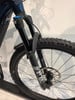 Vordere Gabel und Rad eines Mountainbikes mit Scheibenbremse.