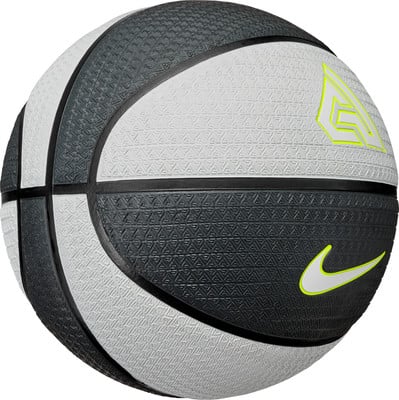 Basketball mit grauen und weißen Panels und Nike-Logo. Basketball mit grauen und weißen Panels und Nike-Logo.