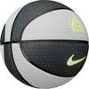 Basketball mit grauen und weißen Panels und Nike-Logo.
