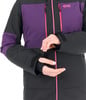 Schwarze Damenjacke mit violetten Einsätzen und pinkem Reißverschluss.