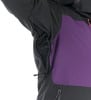 Nahaufnahme einer Jacke mit violettem Einsatz und freiliegendem Futter unter dem Reißverschluss.