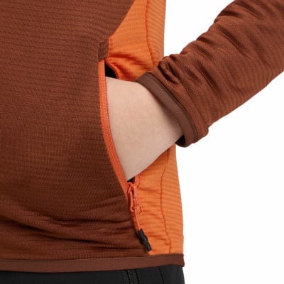 Detail bundy so zapínaním na zips, ruky vo vrecku. Detail bundy so zapínaním na zips, ruky vo vrecku.